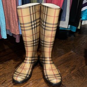 Burberry classic haymaker rain boots
